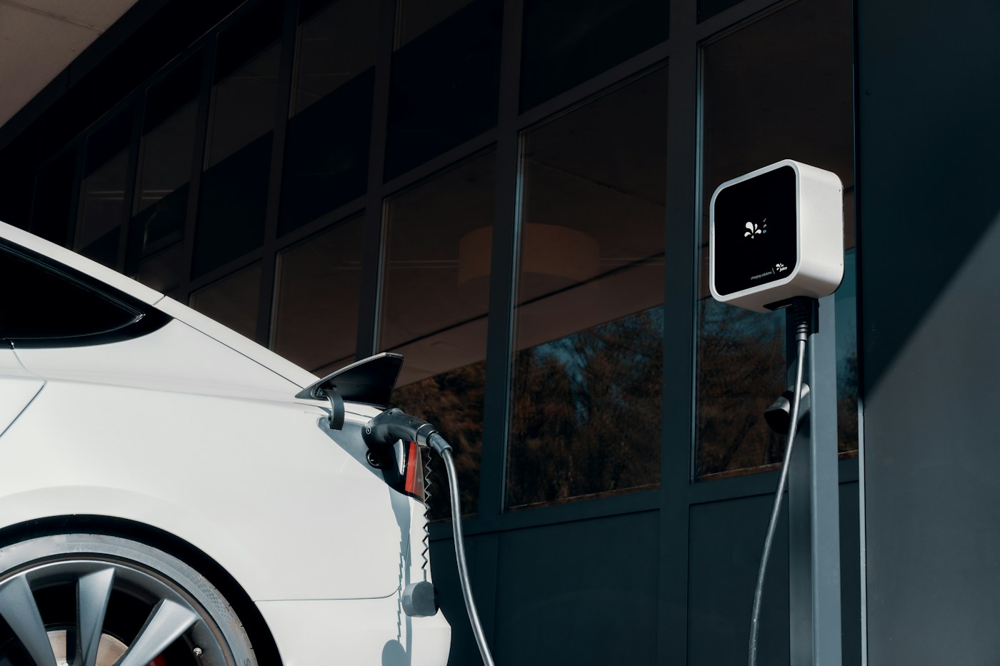 Automóvel elétrico ligado a um equipamento de carregamento
